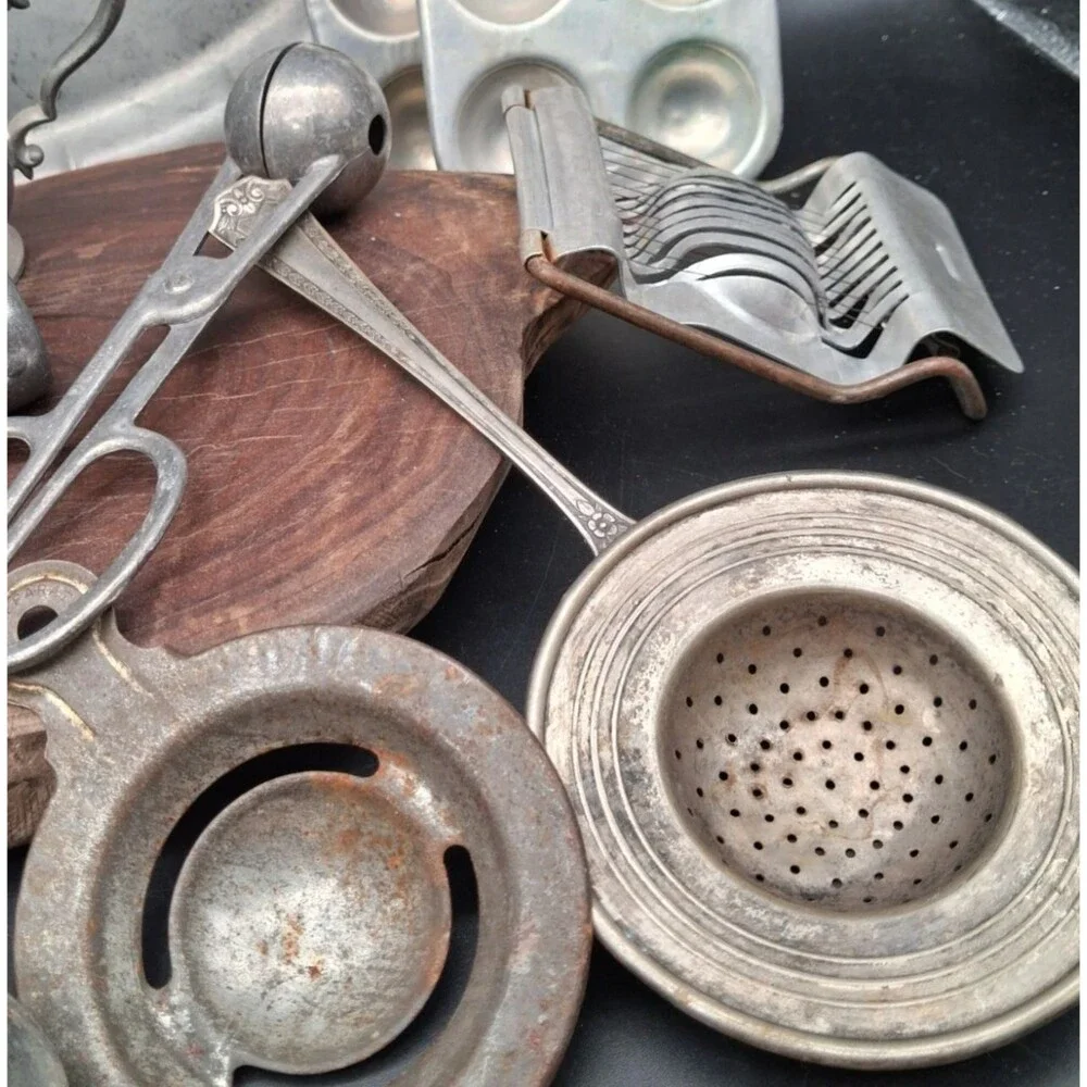 Vintage Kitchen Utensil Lot Aluminum Tin Farmhouse Decor Scoops Molds Strainers - Picture 9 of 9